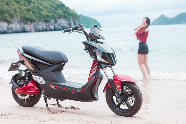 Jeek New Dibao được giới trẻ tin dùng Người đứng bên xe điện Jeek New Dibao
