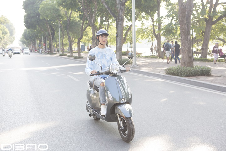 Đi xe máy điện cần đội mũ bảo hiểm và chú ý quan sát xung quanh qua gương và bằng mắt thường di-xe-may-dien-an-toan