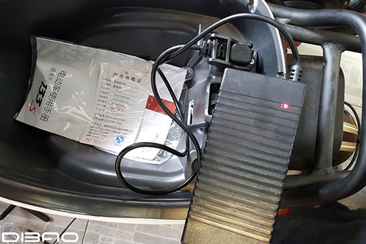 Nên dùng gần hết năng lượng mới tiến hành sạc xe, không nên sạc quá nhiều lần bo-sac-xe-may-dien