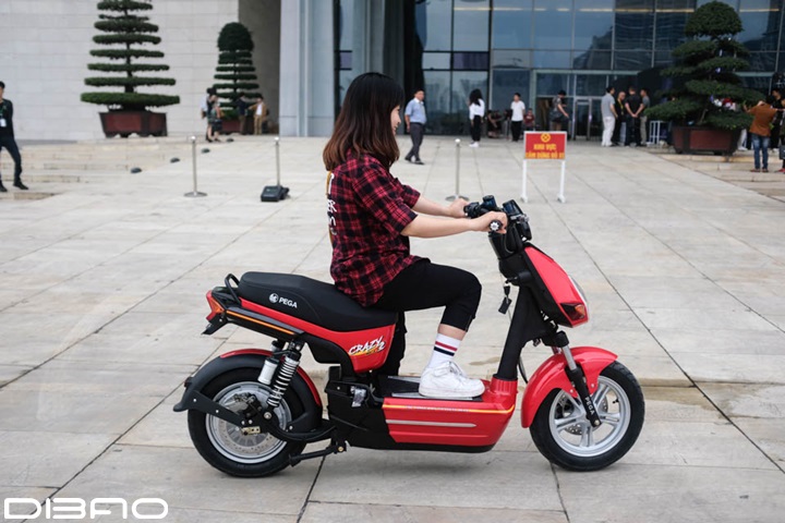 Xe máy điện Pega có thiết kế rất trẻ trung phù hợp với lứa tuổi học sinh hoc-sinh-di-xe-may-dien-Pega-mau-do