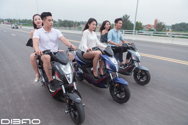 Chú ý đến tải trọng tối đa của xe để sử dụng hợp lý nguoi-di-xe-may-dien-tren-duong