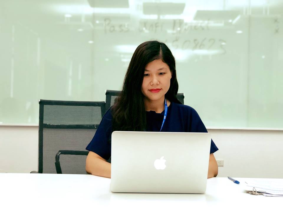 Người phụ nữ, ngồi trước laptop màu trắng
