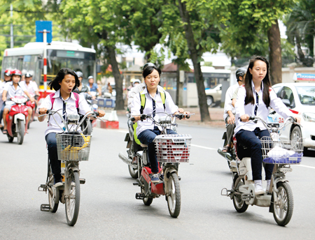 Học sinh đi xe đạp điện dàn hàng ngang không đội mũ bảo hiểm