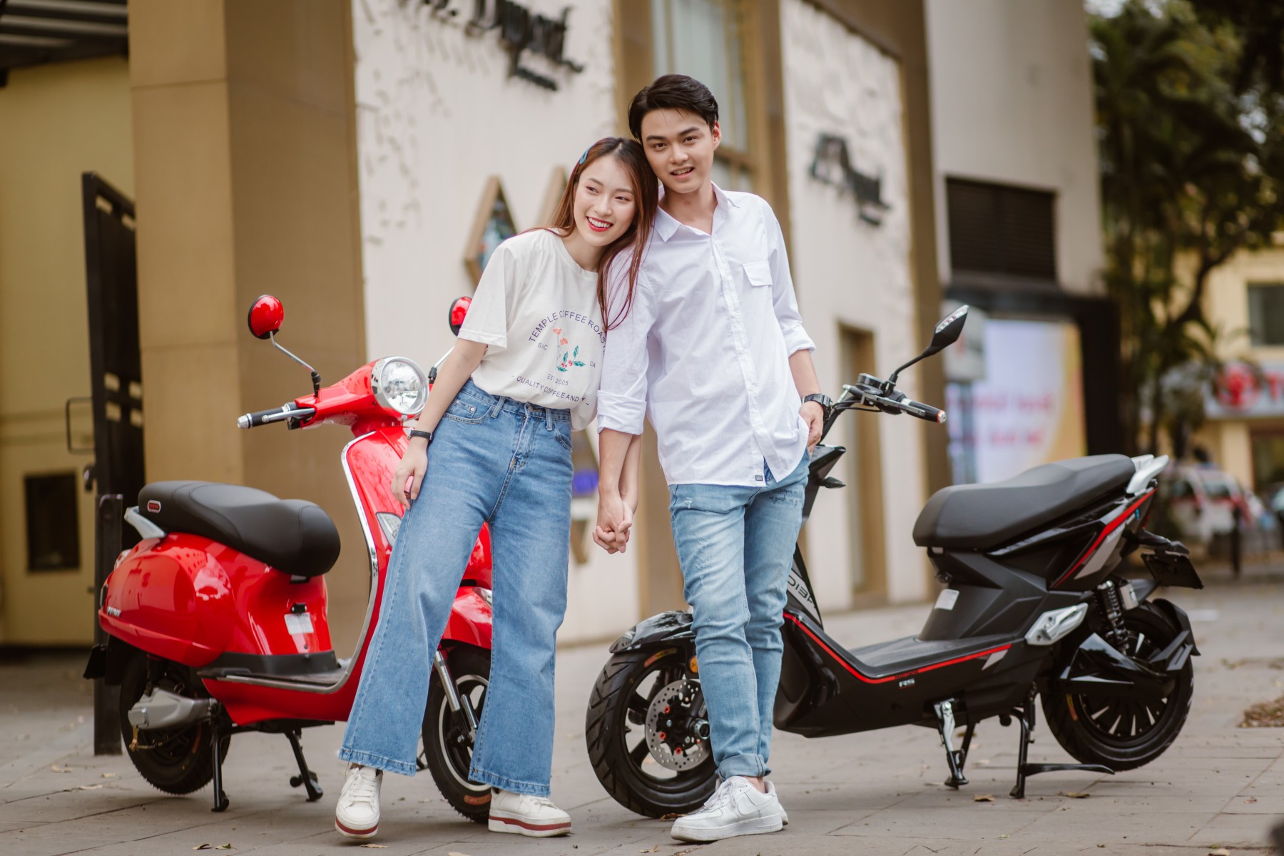 Bắt gặp hotgirl 7 thứ tiếng Khánh Vy sánh đôi cùng trai lạ trên xe điện Dibao