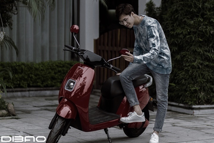 Nên sạc xe máy điện bao nhiêu tiếng để tốt cho xe?