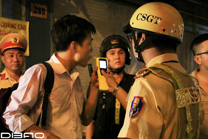 [BẠN CẦN BIẾT] Đi xe máy điện có bị thổi nồng độ cồn không?