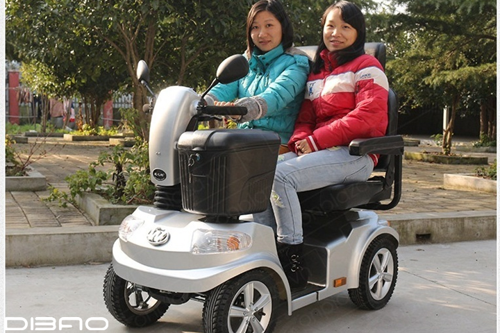 Điểm danh những mẫu xe máy điện 4 bánh phù hợp cho người già